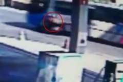 2人乗りのバイクがバスの左折に巻き込まれ後部席の女性が・・・