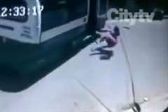 開きっぱなしのバスのドアから振り落とされた女性