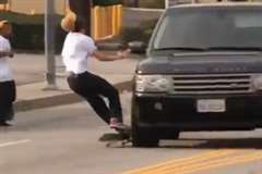 スケボーで道路に飛び出し車に足を轢かれた男性