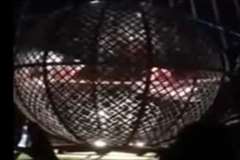 サーカスで球状の金網の中を縦横無尽に走り回るバイクスタントでの事故