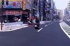 スクーターが赤信号を回避しようとしてズルした結果・・・