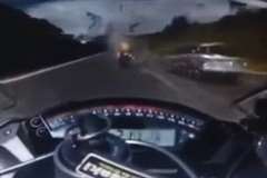 バイクが200キロオーバーで車に追突して粉々になりライダー即死