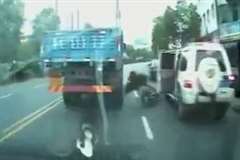 突然開いた車のドアに弾き飛ばされるスクーター・・・真横にはトラックが!