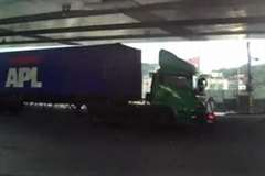 信号無視の大型トラックがスクーターを撥ねる