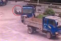 停車中のダンプカーに乗用車が猛スピードで突っ込みドライバー即死