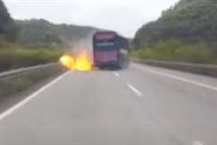 高速道路で車がバスに追突され爆発炎上し2人が死亡