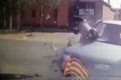 車の側面にバイクが激突!・・・その場に崩れ落ちるライダー