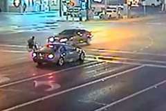 車椅子で道路を横断していた男性が車に撥ね飛ばされ死亡