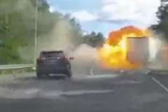 車とトラックの衝突事故でトラックが大爆発し双方のドライバーが死亡