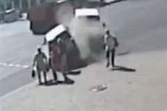 車同士の事故で歩道上の歩行者が巻き添えに・・・