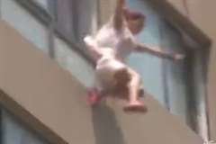 エアマットが膨らむ前に飛び降り自殺をする女性