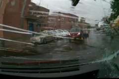 盗まれた友人のバイクを発見!追跡し蹴りを入れて転倒させ逮捕