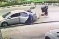 停車中の車にバイクが激しく追突し頭からリアガラスにダイブするバイカー