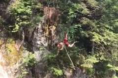 男性が木の上から川に飛び込もうとしたところ枝が折れて落下し岩場に激突!