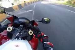 前走車を次々と抜き去り軽快に走行していたバイクが自爆・・・