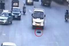 酒に酔って道路で寝ていた男性がトラックに轢かれ死亡