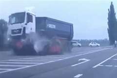 急ブレーキでコントロールを失い対向車線へと飛び出した車がトラックと衝突し粉砕される