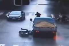 転倒してトラックとの衝突を回避するもタイヤで頭を潰されたバイカー