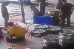 エアーの入れすぎでタイヤが爆発し男性負傷