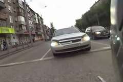 信号待ちをしていたバイクに車が激しく追突する