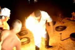 ガソリンを利用した危険な遊びで腰に火傷を負った男性