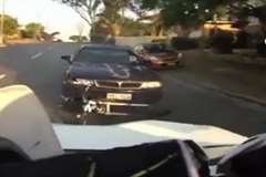 車がバイクに追突し前走車の屋根の上に弾き飛ばされるライダー