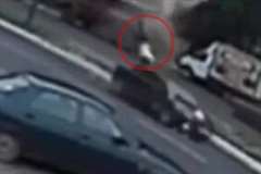 道路を横断していた女性が車に激しく撥ね飛ばされ死亡