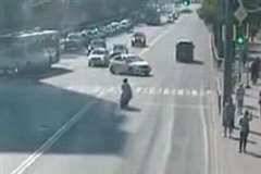 車とバイクが衝突し宙を回転しながら車を飛び越えるライダー