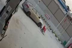 なぜ気付かない・・・ガソリンスタンドで作業員が車に撥ねられる