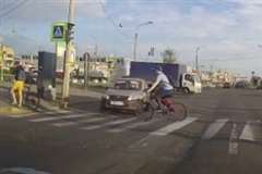 車は横断歩道手前で歩行者が通り過ぎるのを待って発進するが・・・