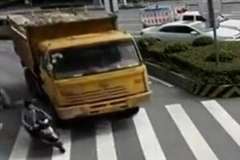 ダンプカーの目の前に飛び出したスクーターが轢かれる
