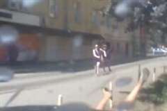 交差点内で衝突事故を起こした車が歩道へと暴走!