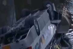 観光バスがスピードの出しすぎで川へと転落し11人が死亡