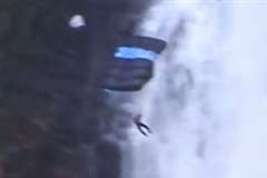 ベースジャンパーがパラシュートごと滝に飲み込まれて行く・・・