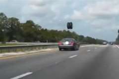 道路を転がってきたタイヤが走行中の車に真正面から激突!