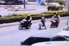 道路を横断していた女性がバイクに激しく撥ね飛ばされる