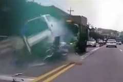 暴走トラックが対向車線で左折待ちをしていた乗用車と後続のトラックにもの凄い勢いで激突!