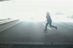 高速道路を走って横断しようとした女性が車に撥ねられ死亡