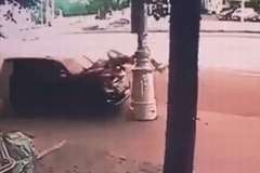 歩道を暴走してきた車が2人の歩行者を撥ね飛ばし1人が死亡