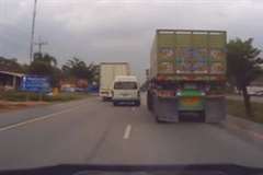 ダンプカーと併走する白いバンが強引に車線変更した結果