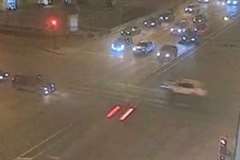 猛スピードの車が信号無視で交差点に突っ込み衝突事故を起こす