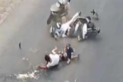 共に2人乗りのスクーター同士による衝突事故