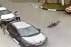 アパートの自室から落下した女性がアスファルトに叩きつけられる瞬間