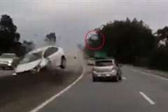 高速道路で中央分離帯に乗り上げた車からタイヤが外れ走行中の車を直撃!