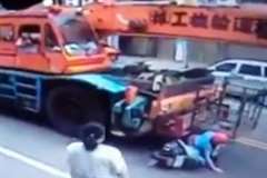 クレーン車に轢かれる寸前で間一髪命拾いしたスクーターの女性