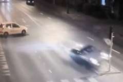 本線を走行中の車が横道から飛び出してきた車を避け・・・