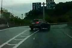 道路の分岐点を間違えた車が急に目の前に割り込んでくる