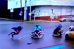 道路を走って横断しようとした女性がバイクに撥ねられる