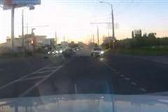 交差点で信号待ちの車列を追い越し対向車線を逆走してきた車が左折車と衝突