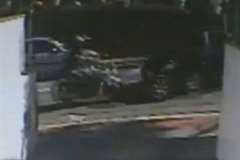 スピードを出しすぎていた車がバイクと正面衝突する